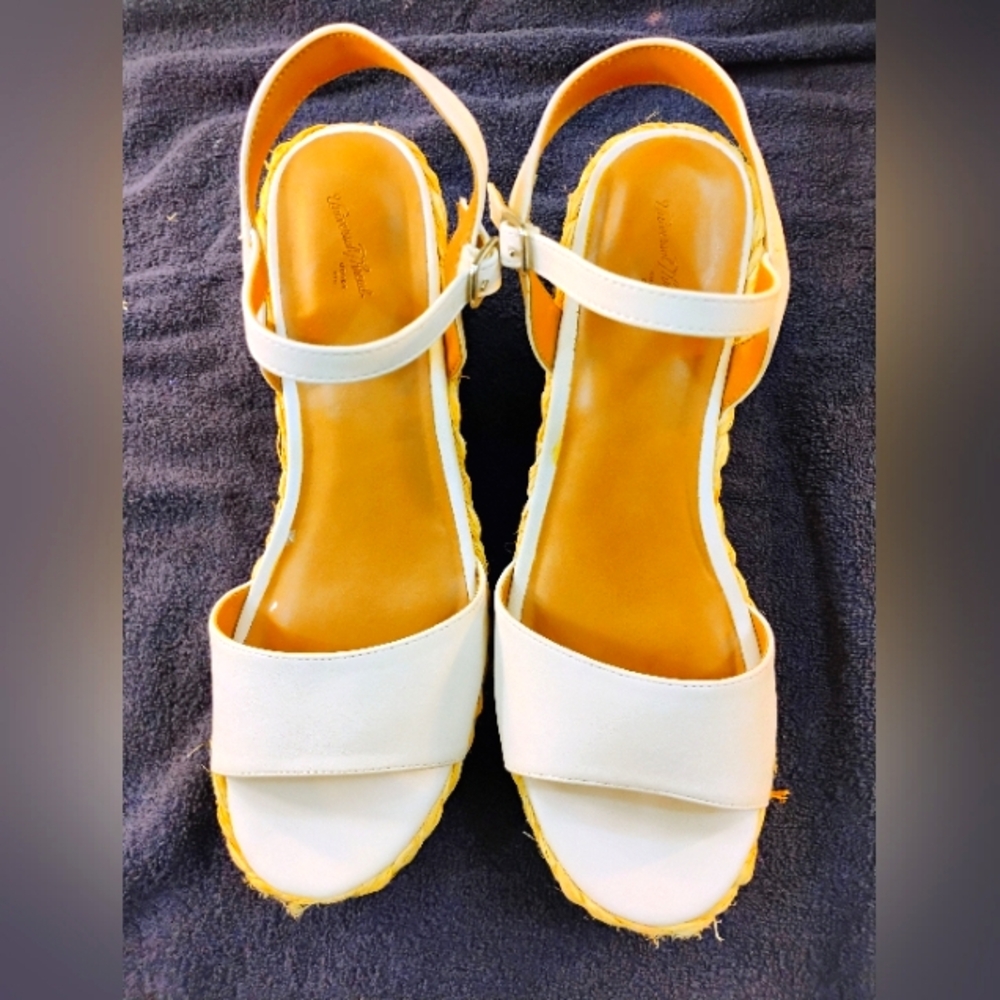 Universal Thread Cream and Tan Sandals